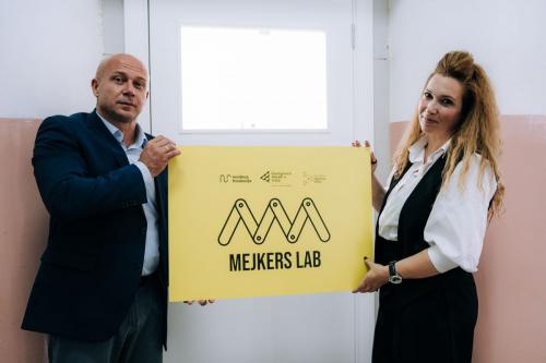 Aleksandar Mitrić, direktor škole (levo) i Marija Urošević, nastavnica koordinatorka ML (desno)